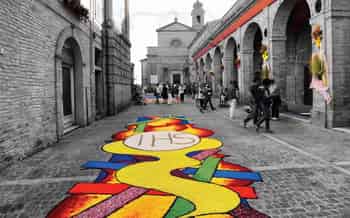 Immagine di INFIORATA DI MONTEFIORE DELL'ASO ORGANIZZAZIONE DI VOLONTARIATO