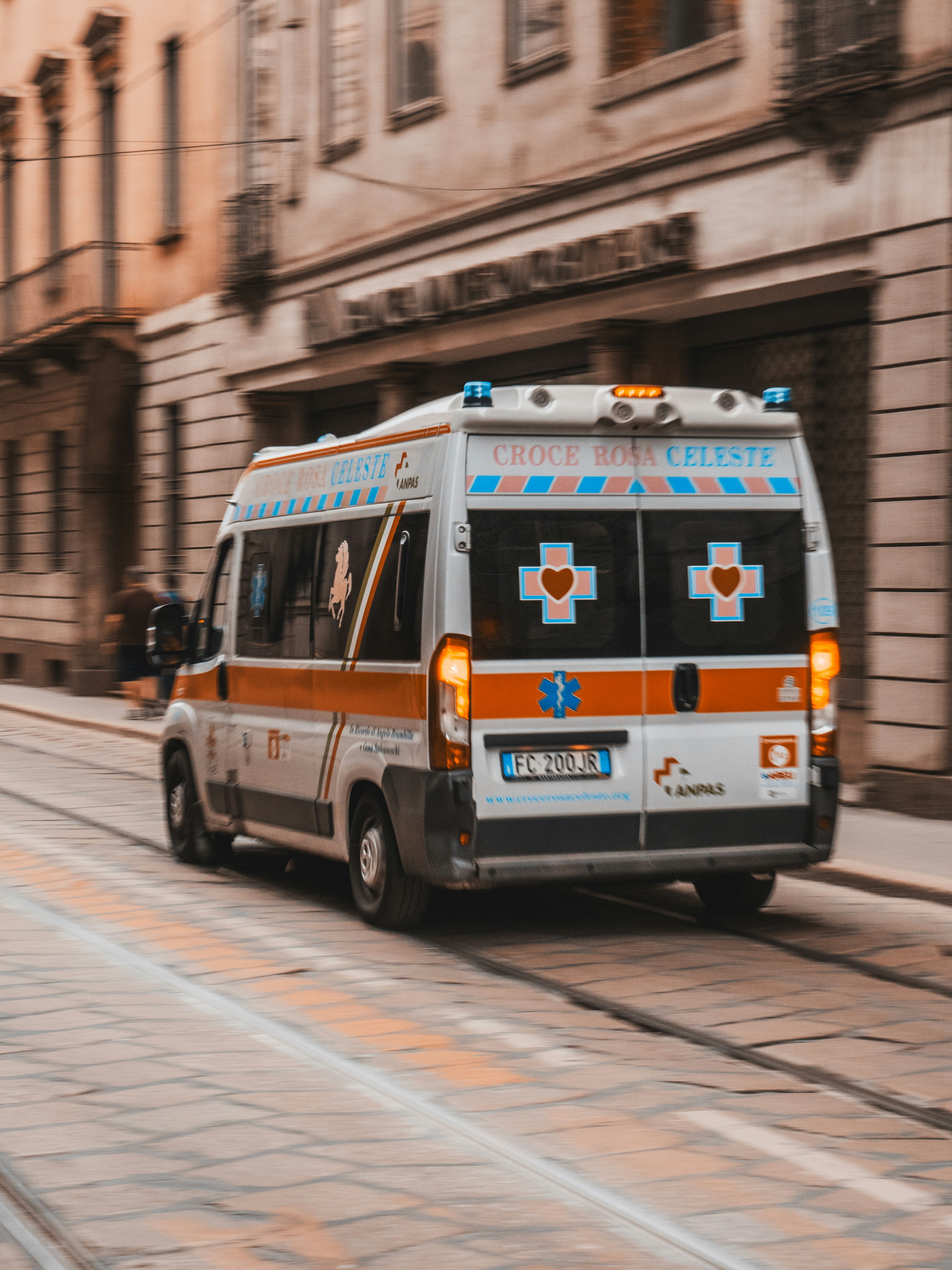 Un'ambulanza in una strada di città