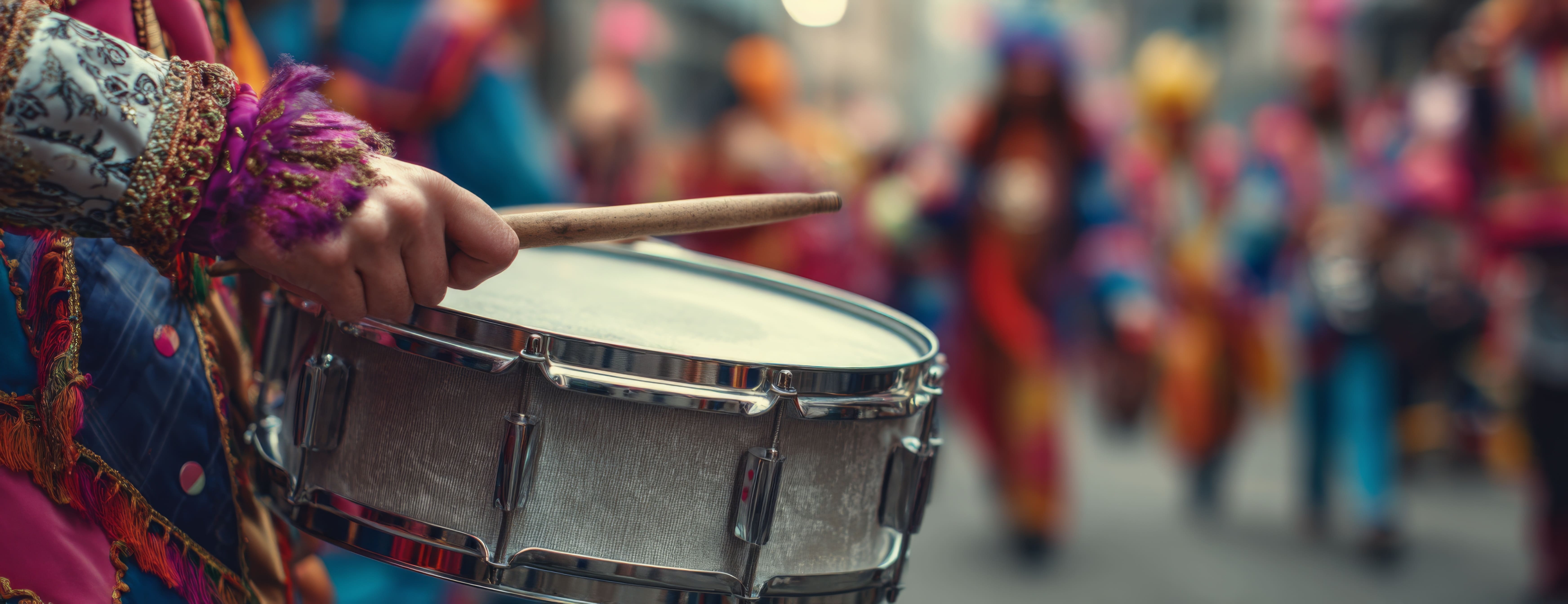 Un tamburo in una festa di strada