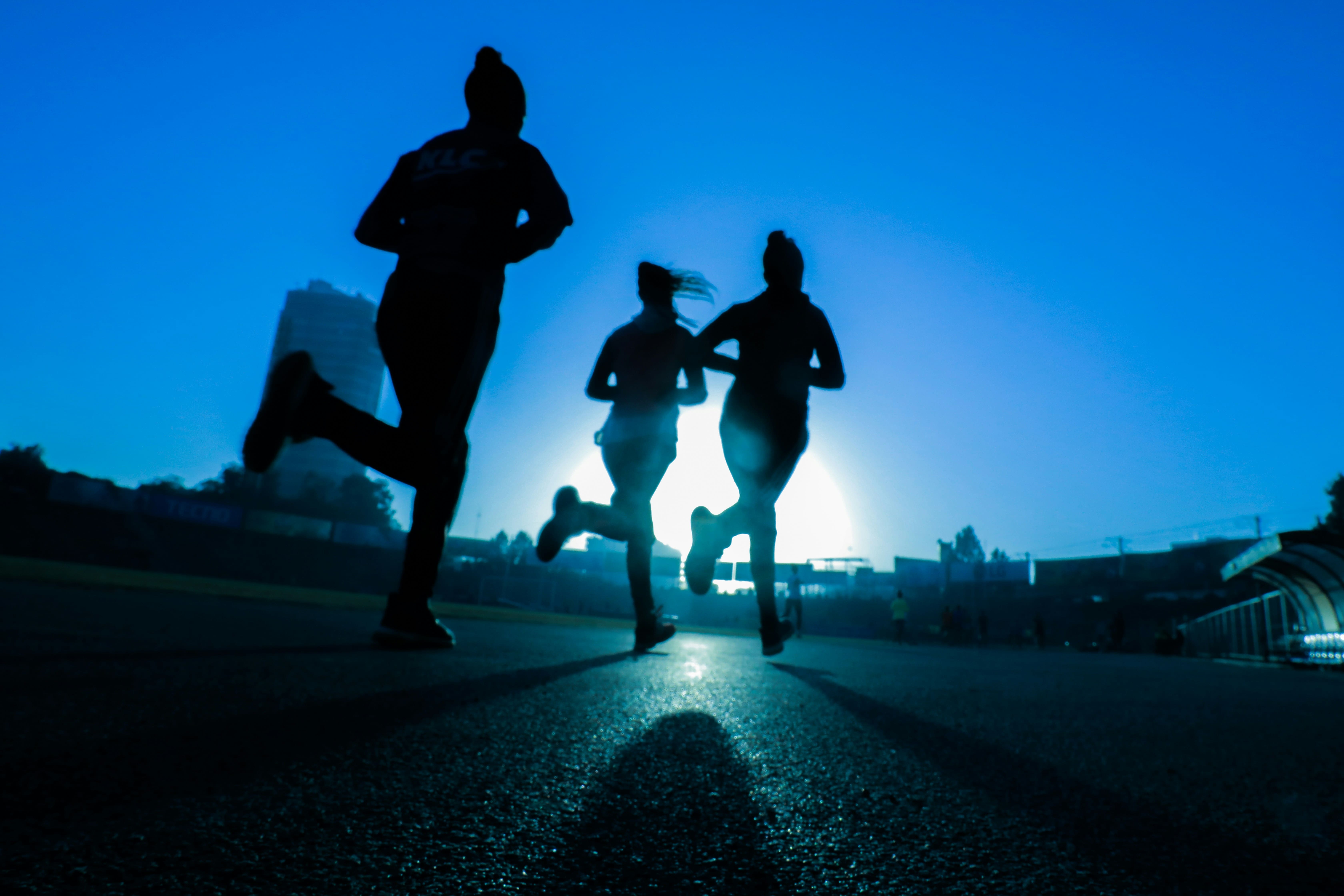 Un gruppo che corre al tramonto